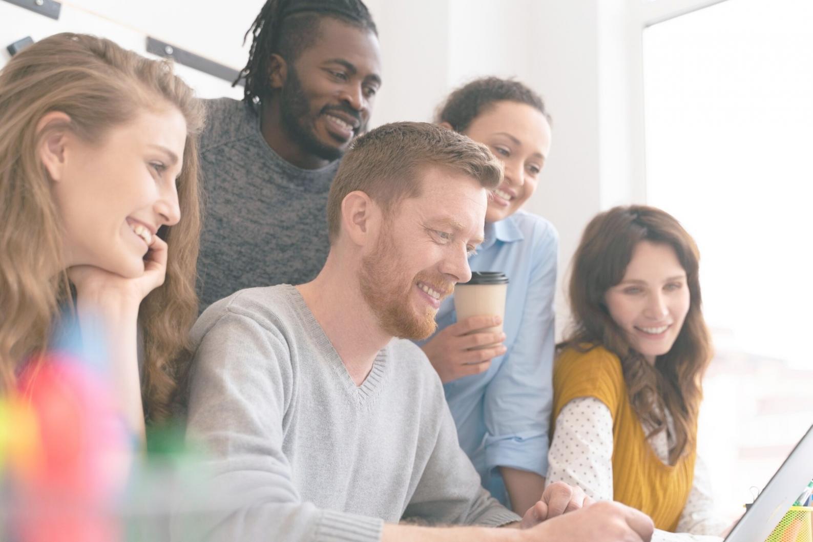 Formateur expliquant des concepts financiers